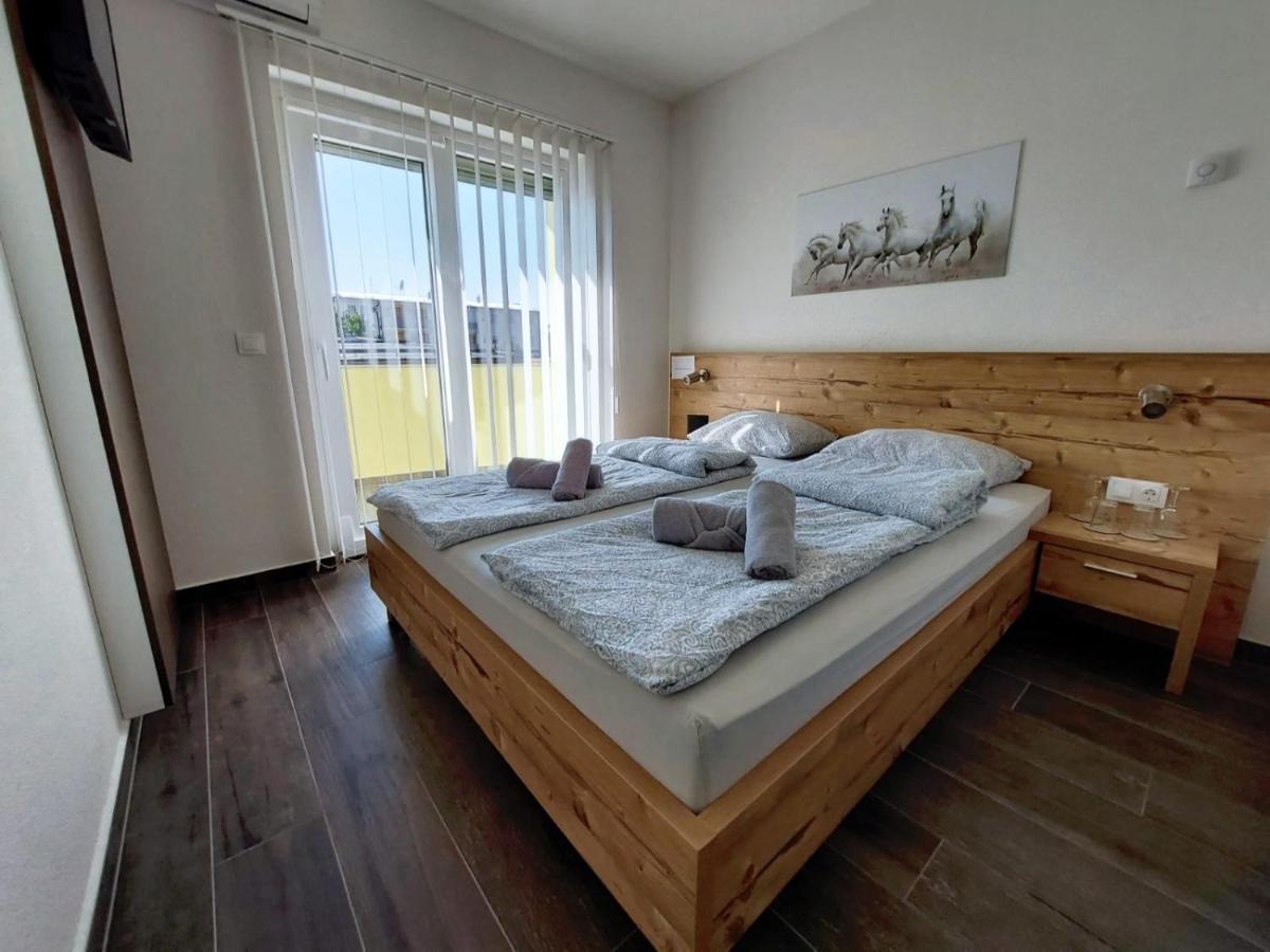 Gold Apartmani Kozarac ภายนอก รูปภาพ